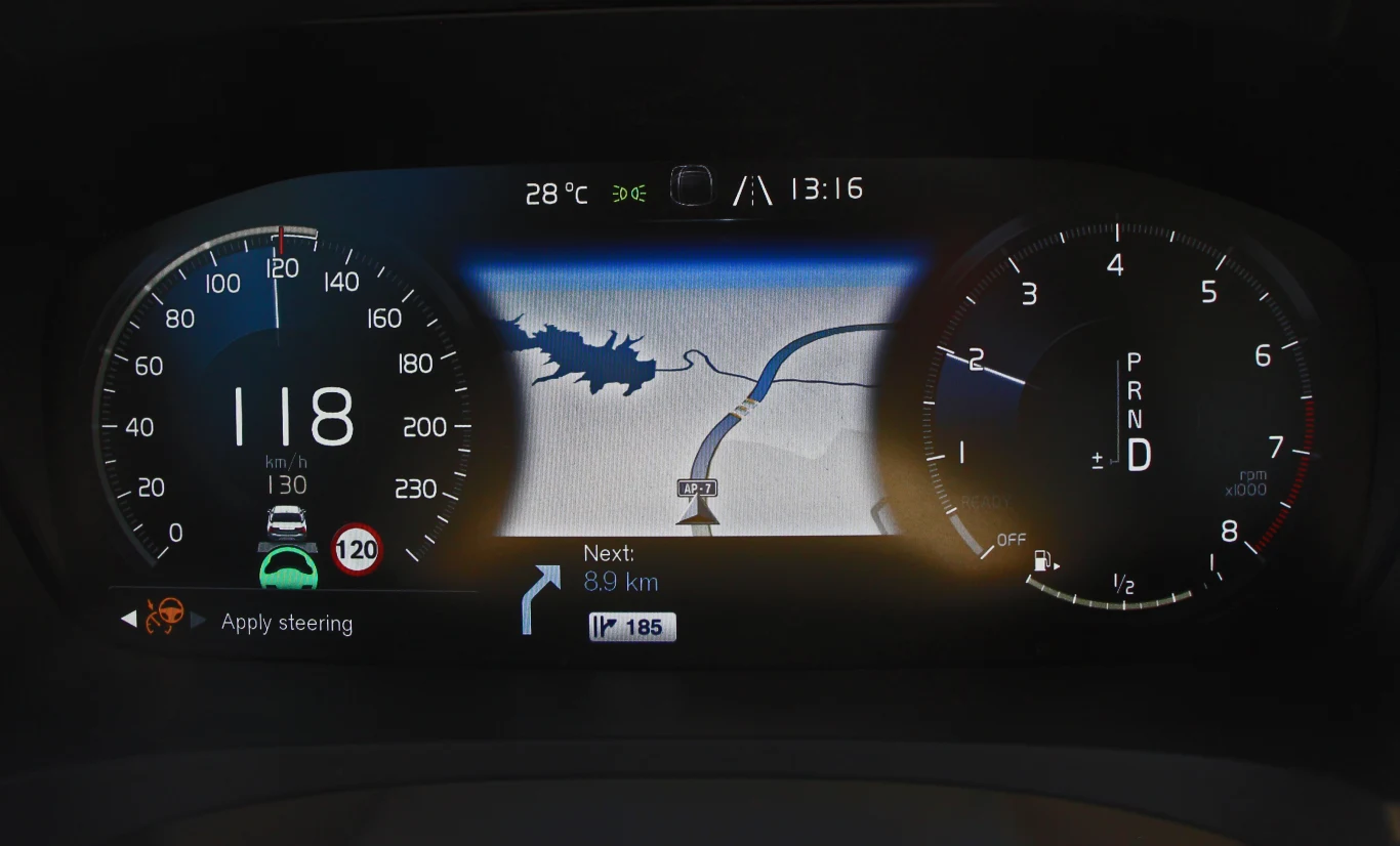 Po chwili samodzielnej jazdy Volvo S90 przypomniało nam o konieczności trzymania kierownicy