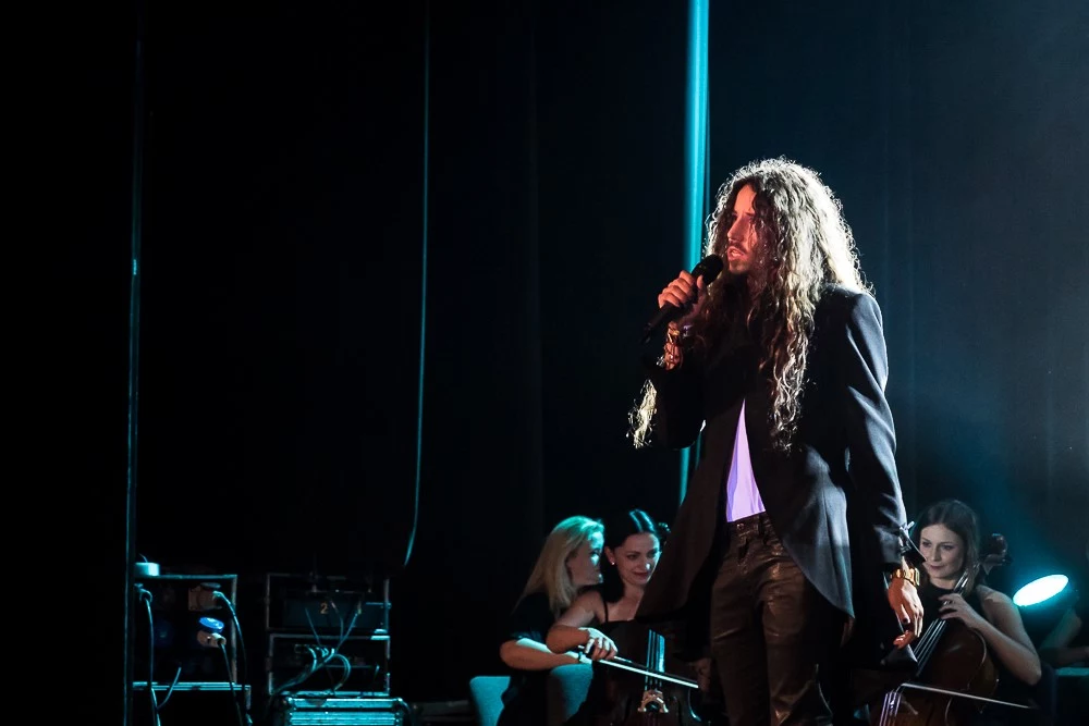 Michał Szpak zaśpiewał na otwarcie Life Festival Oświęcim