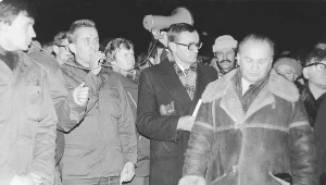 11 listopada 1979 r. Podczas nielegalnej uroczystości przed Grobem Nieznanego Żołnierza w Warszawie przemawia Andrzej Czuma (skazany za to na 3 miesiące więzienia). Wojciech Ziembiński (po prawej, w kożuchu) trafił do więzienia na pół roku.