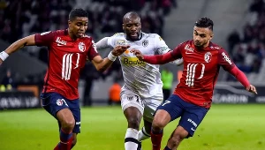 Sofiane Boufal (z prawej) podczas spotkania w Ligue 1