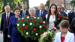 Prezes PiS Jarosław Kaczyński (C), premier Beata Szydło (L), Marta Kaczyńska (2P) z córką Martyną (2L) i marszałek Sejmu Marek Kuchciński (P) na Wawelu w 67. rocznicę urodzin Lecha Kaczyńskiego