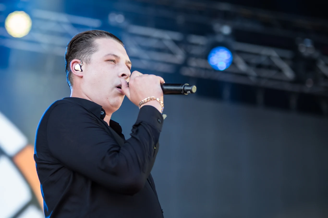 John Newman dwa dni przed występem w Oświęcimiu skończył 26 lata.
