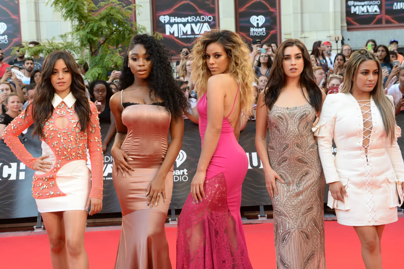 Kobiecy zespół Fifth Harmony zdobył w tym roku dwie nagrody iHeartRadio Much Music Video Awards, a dodatkowo jedna z członkiń - Camila Cobello (pierwsza z lewej) - otrzymała dwie statuetki za swój duet z Shawnem Mendesem Kobiecy zespół Fifth Harmony zdobył w tym roku dwie nagrody iHeartRadio Much Music Video Awards, a dodatkowo jedna z członkiń - Camila Cobello (pierwsza z lewej) - otrzymała dwie statuetki za swój duet z Shawnem Mendesem
