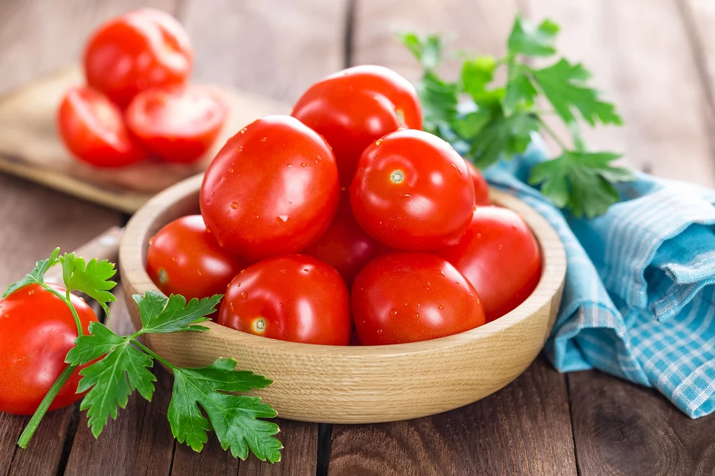 Pomidory są niskokaloryczne, mają odczyn zasadowy i pomogą w ustabilizowaniu równowagi kwasowo-zasadowej ludzkiego organizmu