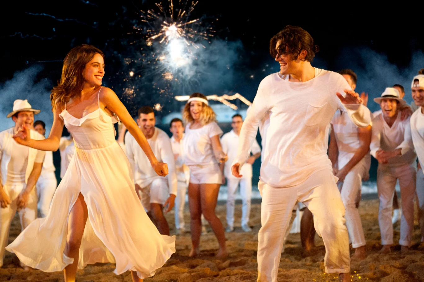 Martina 'Tini' Stoessel i Adrián Salzedo w filmie "Tini: Nowe życie Violetty" Martina 'Tini' Stoessel i Adrián Salzedo w filmie "Tini: Nowe życie Violetty"