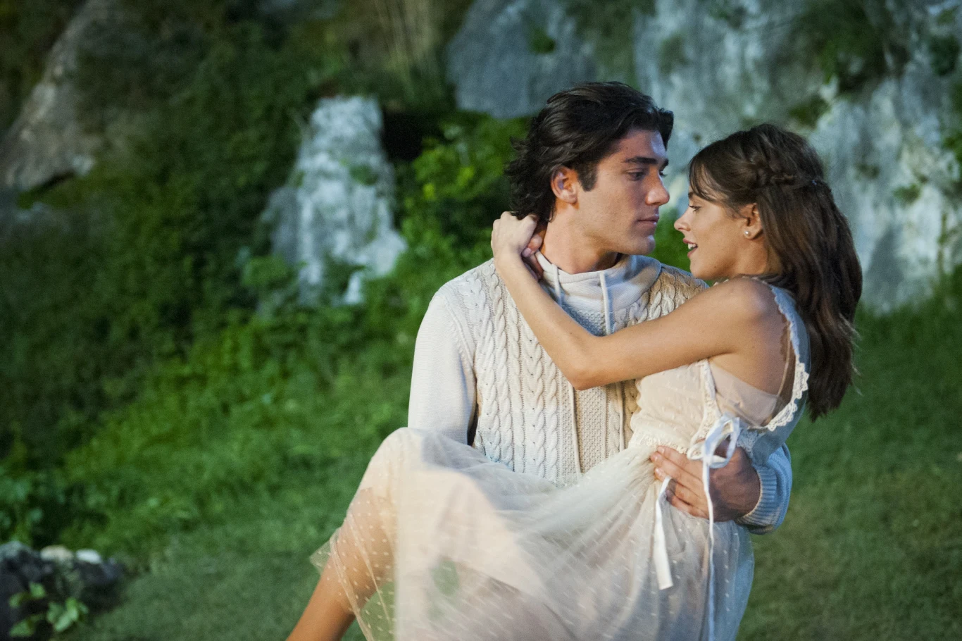 Martina 'Tini' Stoessel i Adrián Salzedo w filmie "Tini: Nowe życie Violetty" Martina 'Tini' Stoessel i Adrián Salzedo w filmie "Tini: Nowe życie Violetty"