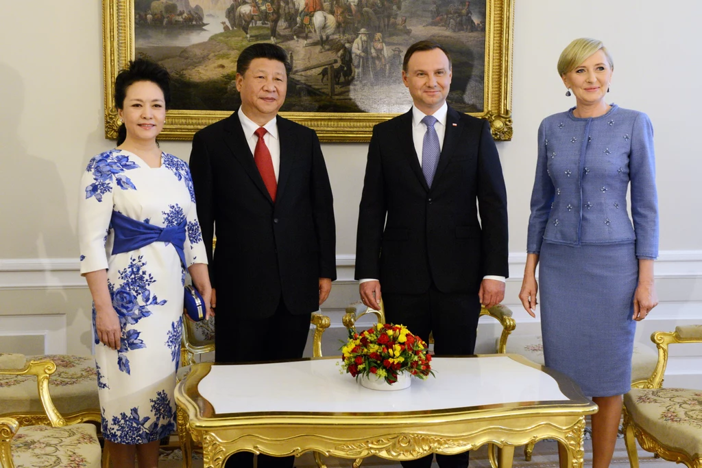 Xi Jinping (2L) z żoną Peng Liyuan i Andrzej Duda z małżonką Agatą Xi Jinping (2L) z żoną Peng Liyuan i Andrzej Duda z małżonką Agatą