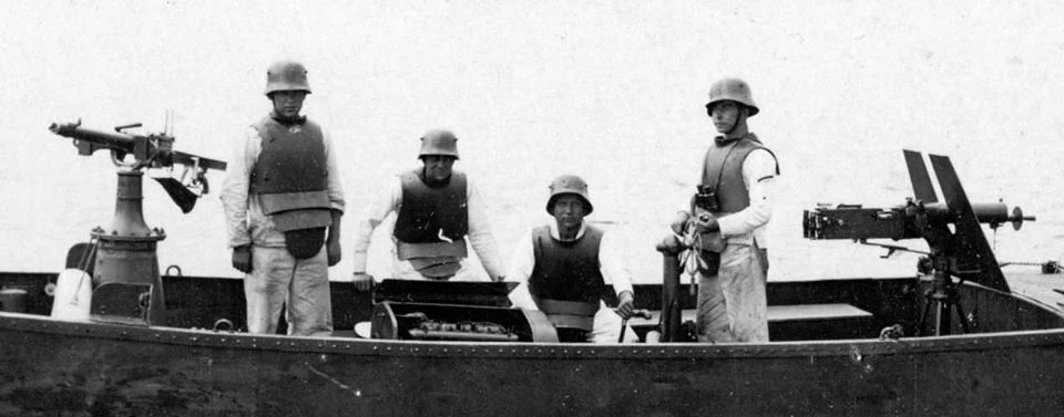 Marynarze Flotylli Pińskiej w 1920 roku. Od połowy 1919 roku wyposażeni byli w poniemieckie hełmy i pancerze piersiowe Marynarze Flotylli Pińskiej w 1920 roku. Od połowy 1919 roku wyposażeni byli w poniemieckie hełmy i pancerze piersiowe