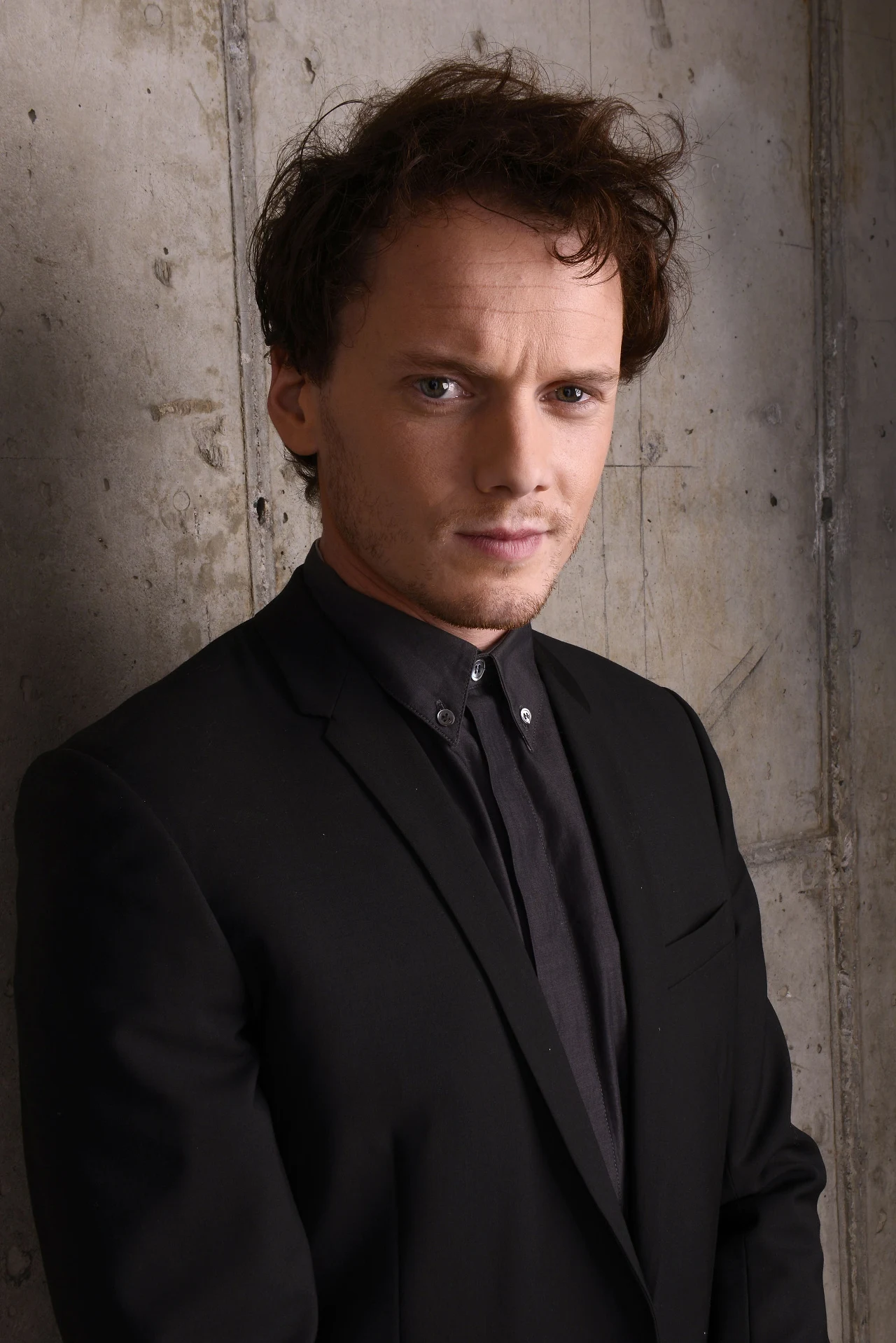 Anton Yelchin, znany z takich filmów jak "Alpha Dog", "Do szaleństwa", "Postrach nocy", a przede wszystkim z kreacji Pavla Chekova w serii "Star Trek", zmarł w niedzielę, 19 czerwca. Aktor miał zaledwie 27 lat.
Ciało Yelchina znaleziono w okolicach posiadłości artysty w San Fernando Valley. Aktor miał zostać przygnieciony przez własny samochód.
Według informacji amerykańskich portali plotkarskich artysta nie pojawił się na zaplanowanej próbie swojego zespołu, co zaniepokoiło jego przyjaciół. Pojechali do jego domu, gdzie znaleźli ciało Yelchina - uwięzione pomiędzy autem ze wciąż uruchomionym silnikiem i słupem ze skrzynką pocztową.
Anton Yelchin, znany z takich filmów jak "Alpha Dog", "Do szaleństwa", "Postrach nocy", a przede wszystkim z kreacji Pavla Chekova w serii "Star Trek", zmarł w niedzielę, 19 czerwca. Aktor miał zaledwie 27 lat.
Ciało Yelchina znaleziono w okolicach posiadłości artysty w San Fernando Valley. Aktor miał zostać przygnieciony przez własny samochód.
Według informacji amerykańskich portali plotkarskich artysta nie pojawił się na zaplanowanej próbie swojego zespołu, co zaniepokoiło jego przyjaciół. Pojechali do jego domu, gdzie znaleźli ciało Yelchina - uwięzione pomiędzy autem ze wciąż uruchomionym silnikiem i słupem ze skrzynką pocztową.