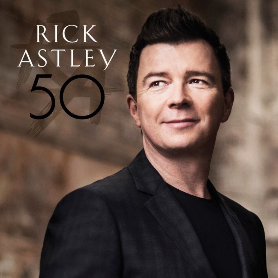 Dojrzały Rick Astley na okładce płyty "50"