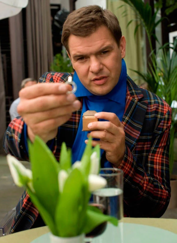 Tomasz Karolak - ginekolog w wielkim mieście

W filmie Patryka Vegi "Ciacho" (2009) Tomasz Karolak wcielił się w postać modnisia-ginekologa. Na potrzeby roli reżyser namówił aktora do usunięcia charakterystycznej dla niego szpary między zębami. Jego bohater jest też modnie ubrany.

"Kostiumy Tomasza Karolaka to prawdziwy 'Seks w wielkim mieście' w męskim wydaniu" - podsumował Patryk Vega. Normalnie ciacho...

 