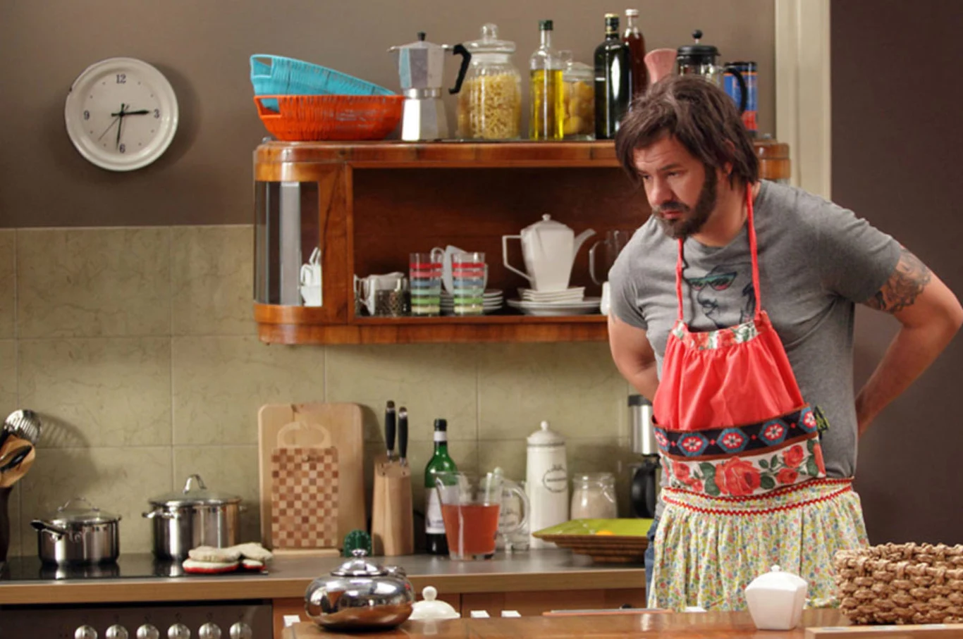 Tomasz Karolak brodaczem w kuchennym fartuszku

W filmie Łukasza Palkowskiego "Wojna żeńsko-męska" Tomasz Karolak zagrał faceta o ksywce "Ogr", którego osoba posłużyła twórcom filmu do ogłoszenia zwycięstwa feminizmu. Bohater Karolaka w końcówce filmu zostaje bowiem zapędzony do garów. Pobite gary!