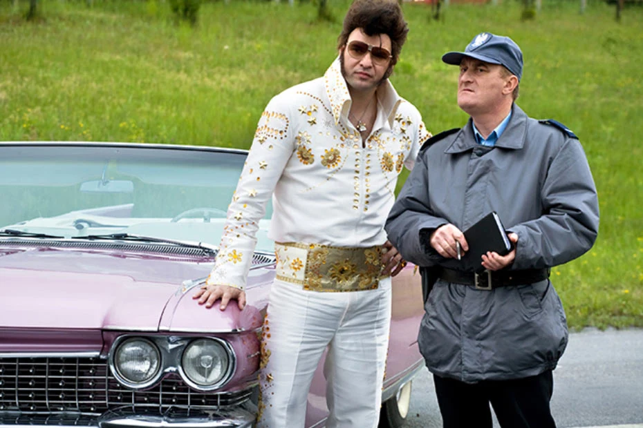 Tomasz Karolak jako Elvis Presley

W filmie Macieja Pieprzycy "Drzazgi" (2008) Tomasz Karolak pojawił się na ekranie w epizodycznej roli... śląskiego Elvisa Presleya. Próby udawania króla rock'n'rolla to jednak na rodzimym podwórku poziom rywalizacji z Michałem Milowiczem. 