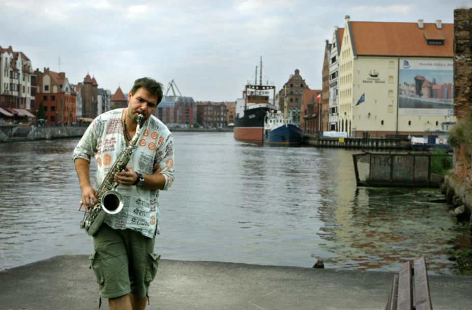 Tomasz Karolak - saksofonista

W filmie Janusza Kondratiuka "Milion dolarów" (2010) Tomasz Karolak wcielił się w postać Stasiunka - saksofonisty, który ze swoim trio występuje na wieczorkach zapoznawczych. Aktor zapewniał, że do roli nauczył się nawet grać na instrumencie, jednak zanim przyjdzie nam do głowy zaprosić go na własną randkę w charakterze akompaniatora, dodajmy, że ekranowy zespół nosi nazwę Tylko dens, a w repertuarze supergrupy (obok Karolaka: Rafal Mohr i Andrzej Grabowski) znajdują się wyłącznie przeboje disco polo. 