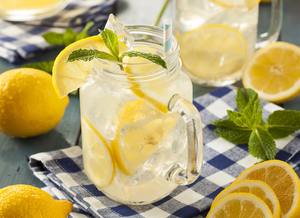 Orzeźwiająca lemoniada cytrynowa to świetny pomysł na letni napój