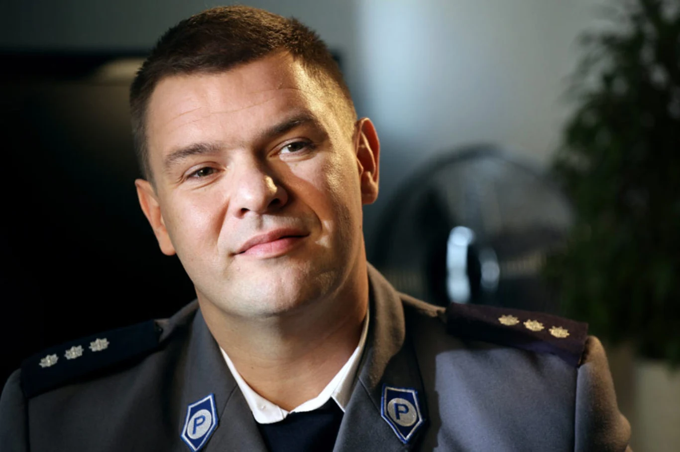 Tomasz Karolak - policjant

W filmie "Pokaż kotku, co masz w środku" Tomasz Karolak zagrał warszawskiego policjanta.

"Przestępców zjada na śniadanie... do łóżka. Zawsze błyskotliwy, nieustannie czujny. Jeśli myślisz, że pod jego okiem uda ci się zwędzić choćby policyjny kocyk, bardzo się mylisz, kotku" - tak dystrybutor filmu charakteryzował jego bohatera.

Dlaczego aktor przyjął w ogóle propozycję występu w filmie, który swój tytuł zawdzięcza ekranowemu tekstowi ginekologa skierowanemu do niepełnoletniej pacjentki, pozostaje jego najsłodszą tajemnicą... 

 


 


