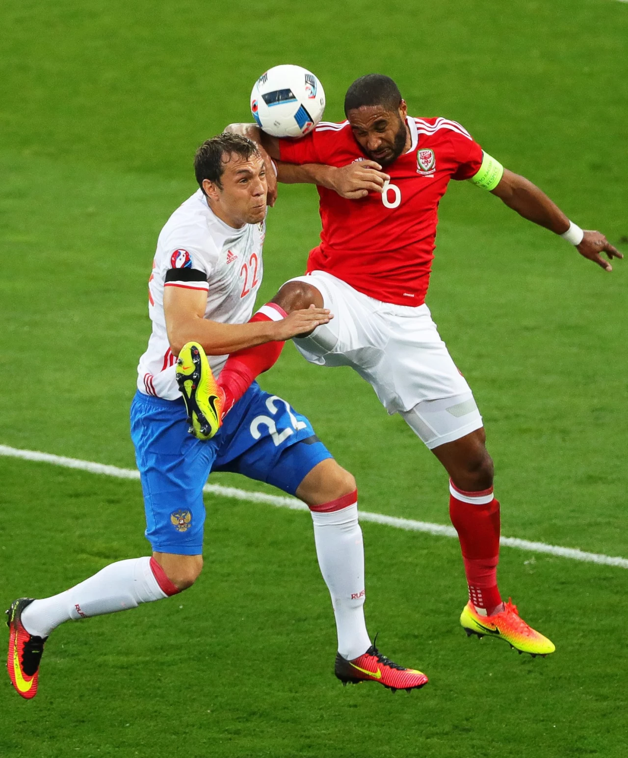 Ashley Williams (z prawej) i Artiom Dziuba