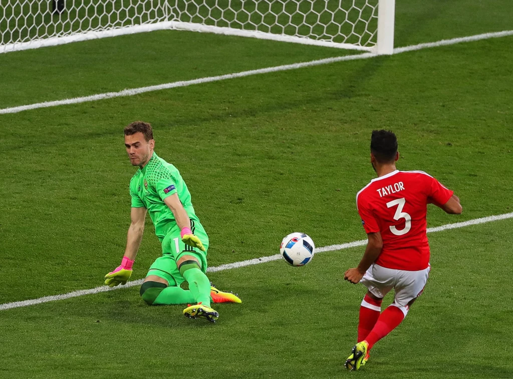Neil Taylor strzela gola na 2-0 dla Walii