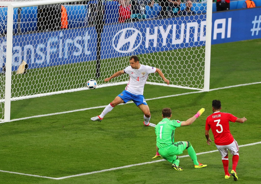 Neil Taylor strzela gola na 2-0 dla Walii