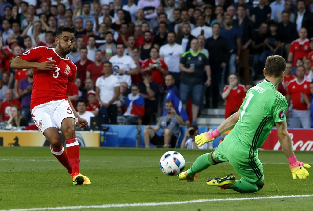 Neil Taylor strzela gola na 2-0 dla Walii