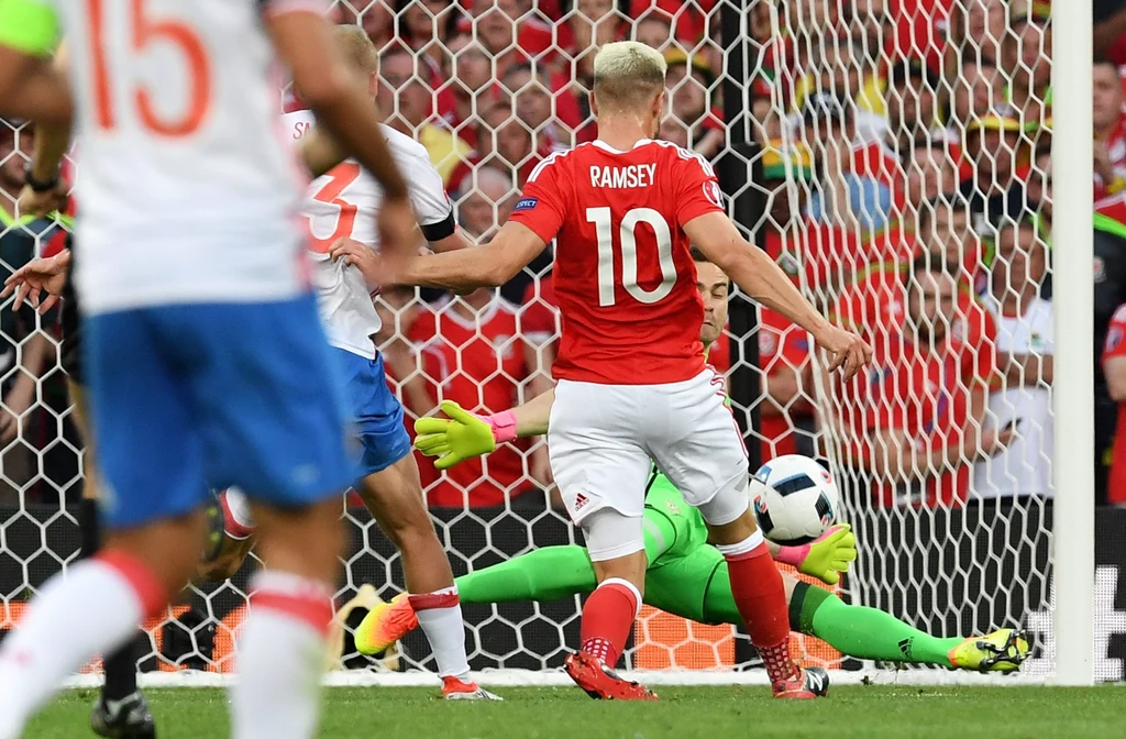 Aaron Ramsey strzela gola na 1-0 dla Walii