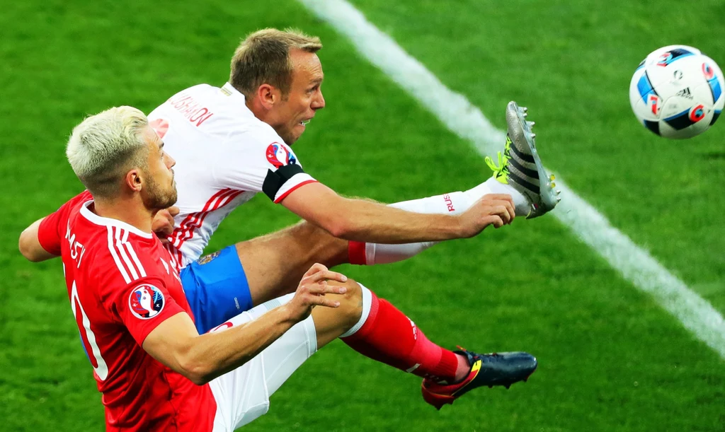 Aaron Ramsey (z lewej) i Denis Głuszakow