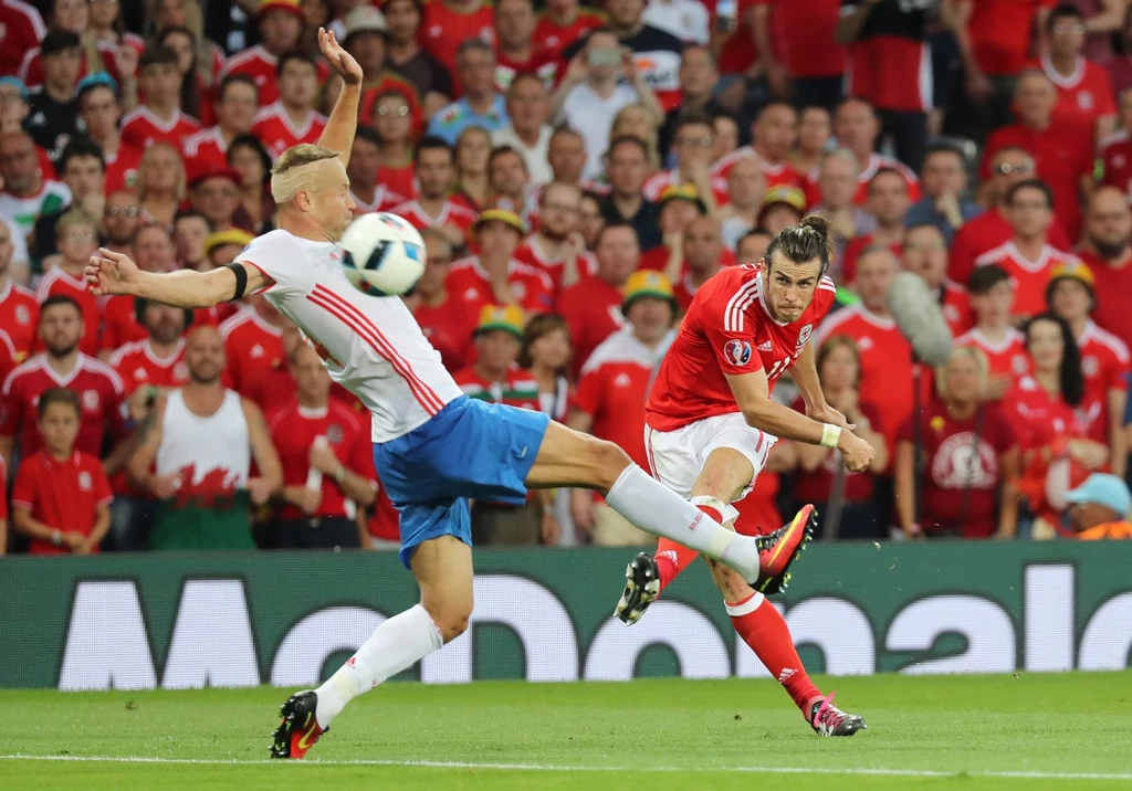 Gareth Bale strzela gola na 3-0 dla Walii