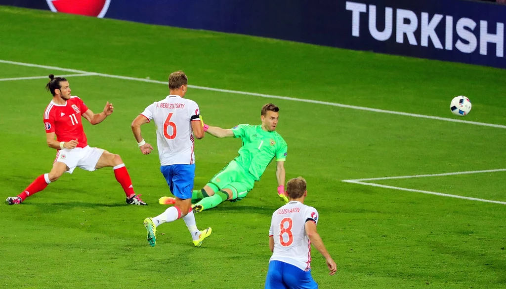 Gareth Bale strzela gola na 3-0 dla Walii