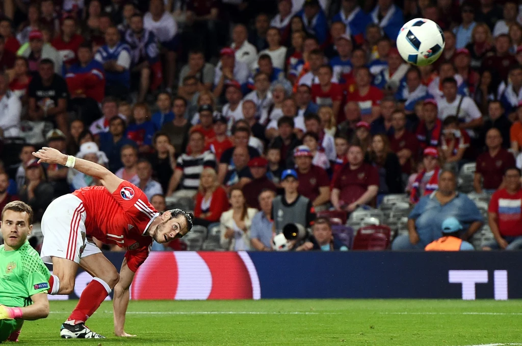 Gareth Bale strzela gola na 3-0 dla Walii