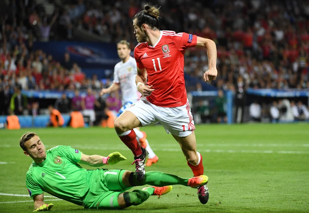 Gareth Bale strzela na bramkę Rosji