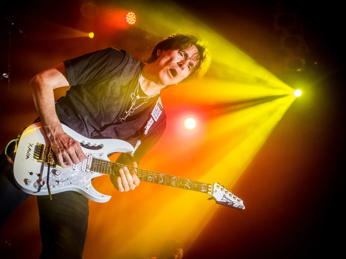 Steve Vai serwuje tysiące dźwięków, które wydobywa z kolejnych, zmienianych co chwila Ibanezów.