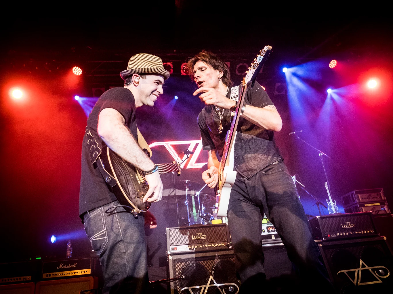 Na scenie czaruje swoim specyficznym tańcem, uśmiechem i luzem.