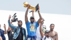 Koszykarze Cavaliers, z pucharem LeBron James