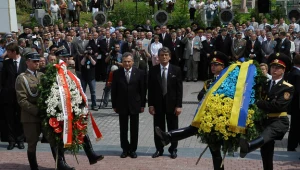 Prezydent RP Aleksander Kwaśniewski i prezydent Ukrainy Wiktor Juszczenko składają wieńce na Cmentarzu Orląt