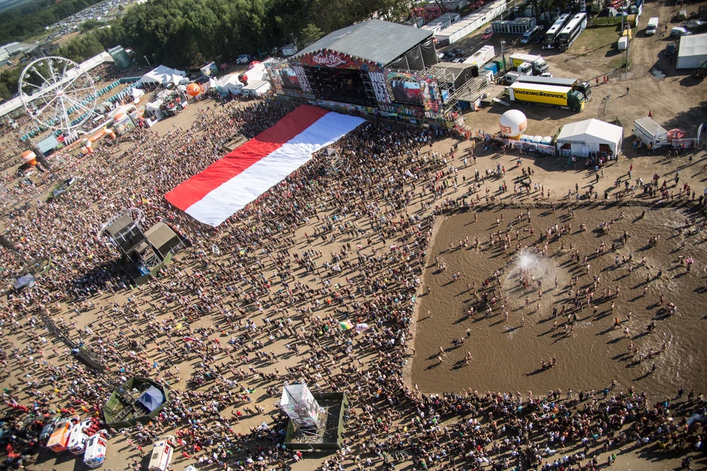 Polska flaga na Przystanku Woodstock 2015 podczas Godziny W w rocznicę wybuchu powstania warszawskiego