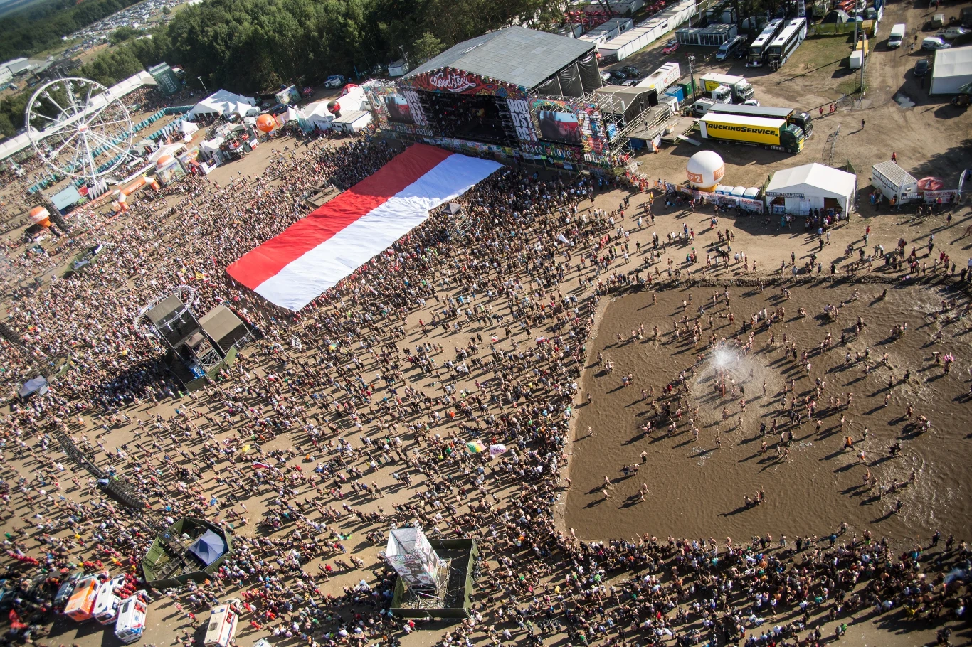 Polska flaga na Przystanku Woodstock 2015 podczas Godziny W w rocznicę wybuchu powstania warszawskiego Polska flaga na Przystanku Woodstock 2015 podczas Godziny W w rocznicę wybuchu powstania warszawskiego
