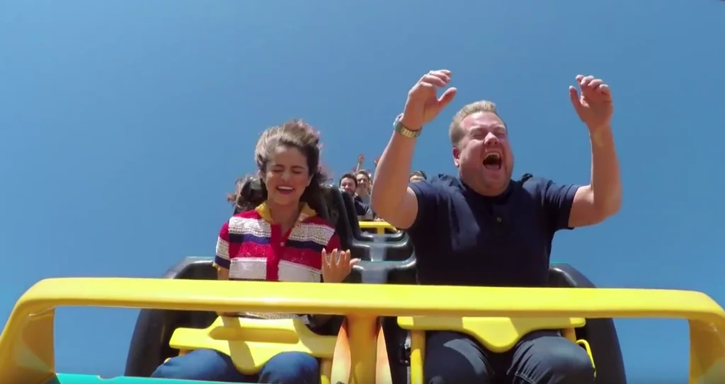 Selena Gomez i James Corden podczas przejażdżki rollercoasterem Selena Gomez i James Corden podczas przejażdżki rollercoasterem