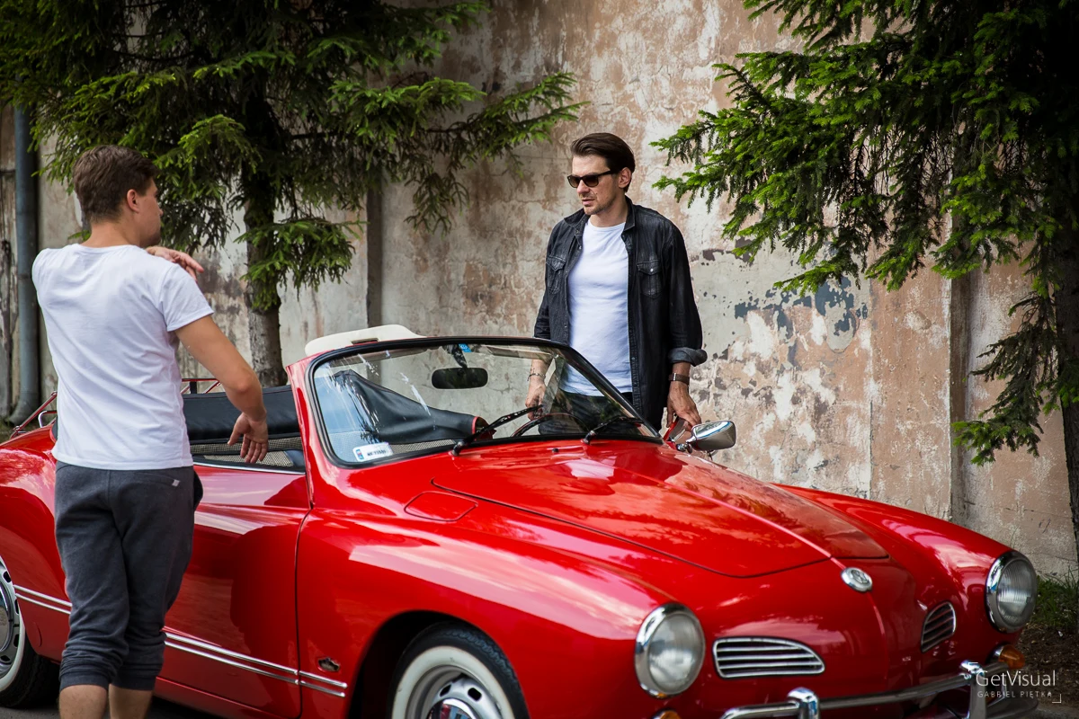 Marcin Kwaśny na planie teledysku.