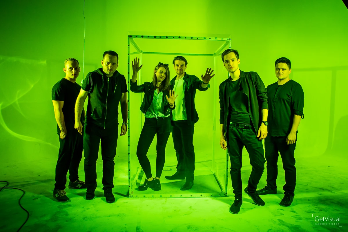 "Łatwo jest wpaść w manię wpatrywania się tylko w trzy kolory RGB, które teraz są niemal wszędzie: TV, smartfony, tablety" - mówi o tekście "RGB" wokalista Artur Łukasik.