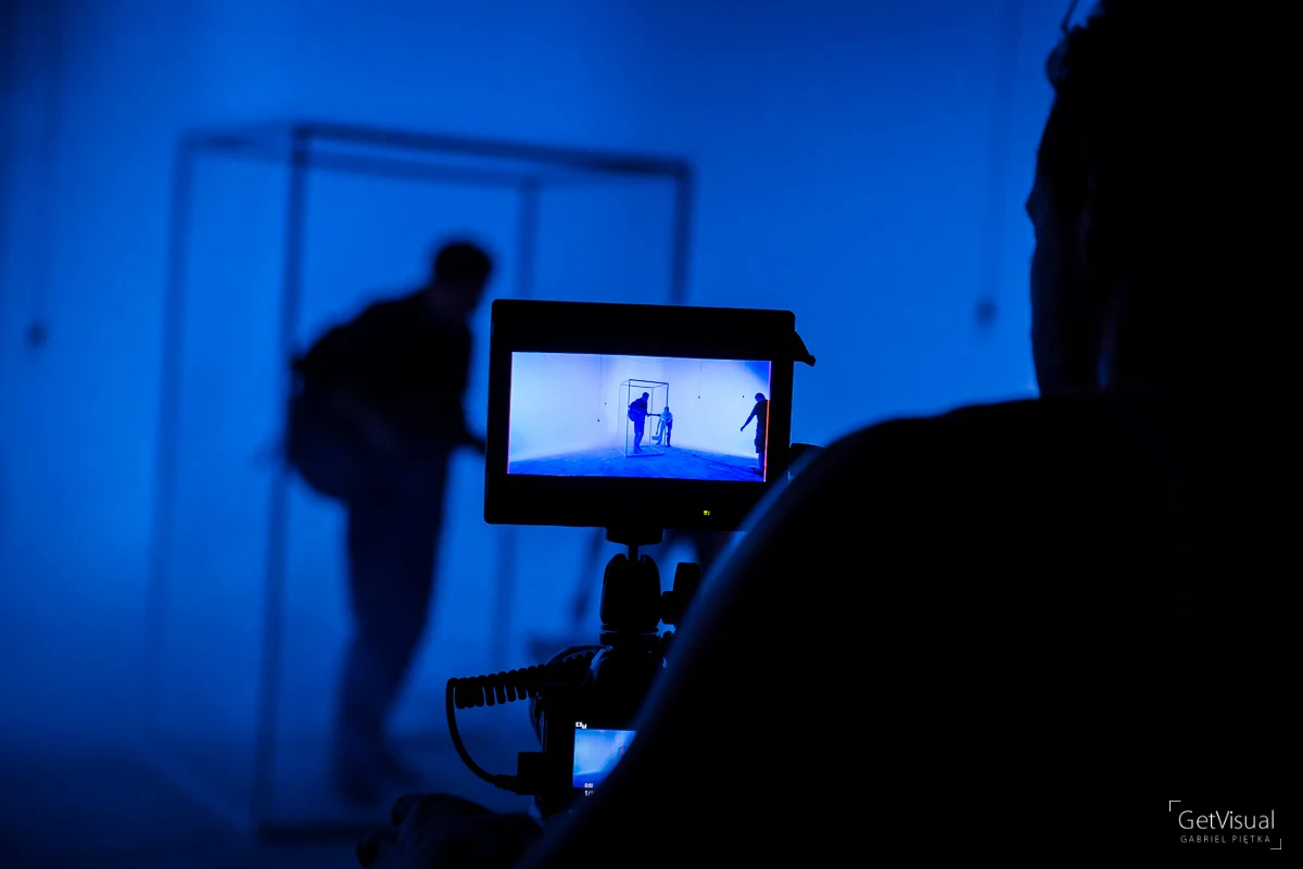 Sceny z udziałem zespołu zdominowane są przez trzy kolory: niebieski...