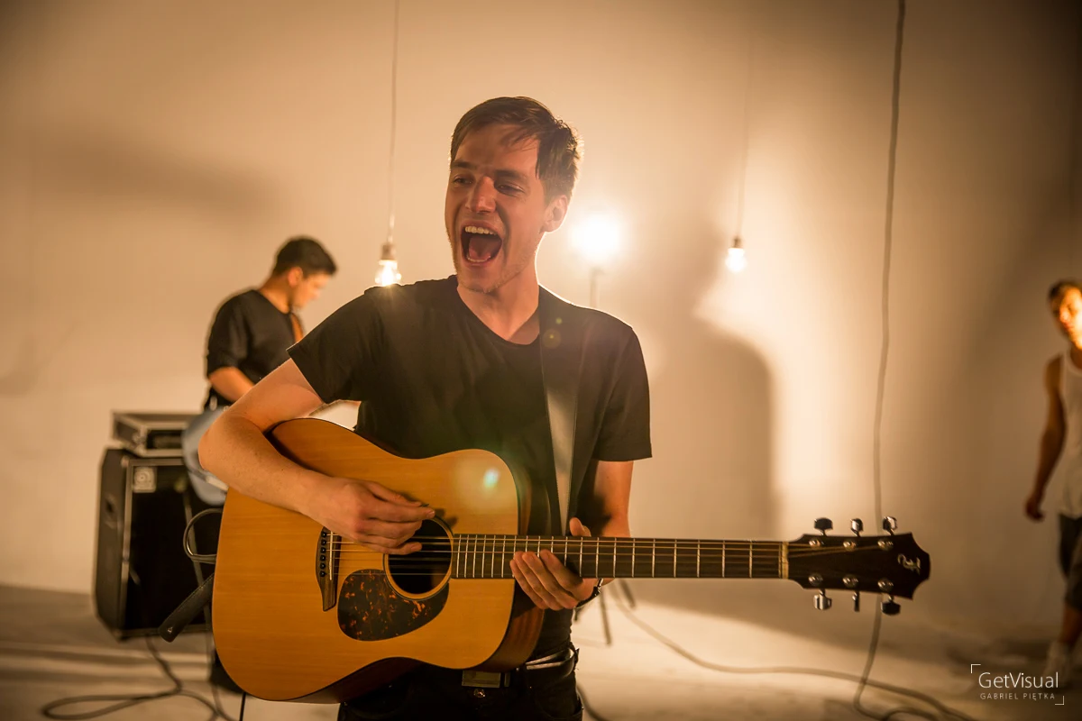 "Tym teledyskiem chcemy pokazać jak ciężko się wydostać z tego wirtualnego świata, dać ostrzeżenie tym, którzy zaczynają w nim tonąć" - dodaje frontman Spring Rolls.