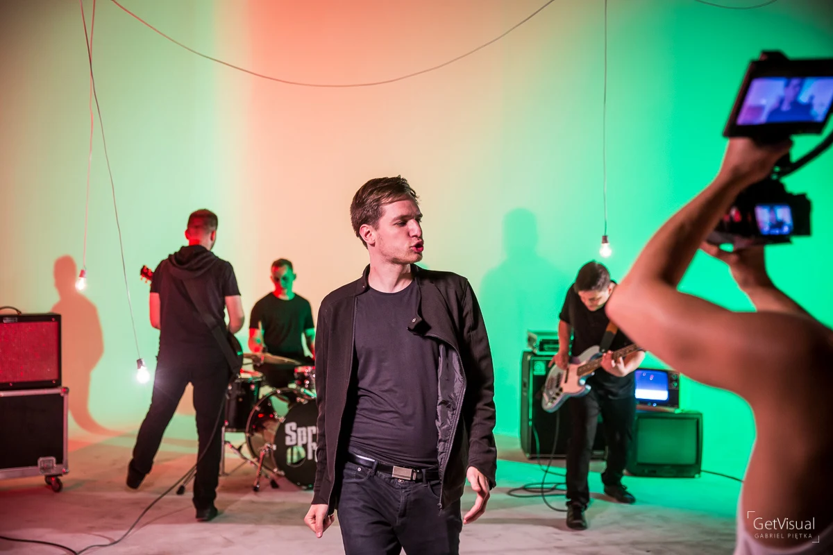 "W przerwie próby do spektaklu Marcin odwiedził nas. Spodobała się mu nasza muzyka i sam zaproponował udział w teledysku" - mówią muzycy.