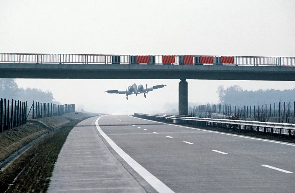 Thunderbolt II ląduje na niemieckiej autostradzie podczas manewrów w 1984 roku