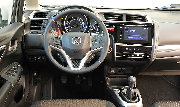 Zachowawcze wzornictwo, sporo wnęk i schowków oraz przyzwoita jakość wykończenia – nic tu nie trzeszczy. Instrumenty rozmieszczono intuicyjnie, ale osiemnaście klawiszy na kierownicy to stanowczo za dużo.