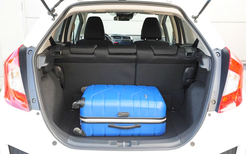 Jazz ma bagażnik wielkości kompaktowych hatchbacków – 354 l. Po złożeniu kanapy pojemność rośnie do 1314 l. Pod podłogą schowek i zestaw naprawczy, wysoka ładowność.