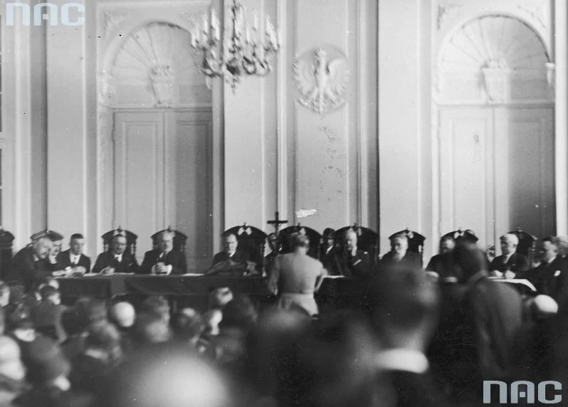 Minister spraw wojskowych Józef Piłsudski (stoi tyłem) podczas składania zeznań przed Trybunałem Stanu w sprawie byłego ministra skarbu Gabriela Czechowicza