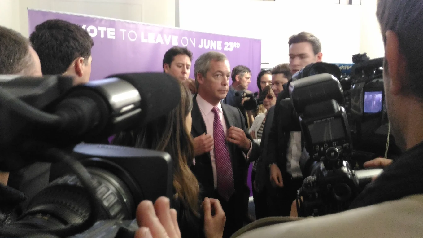 Nigel Farage otoczony przez dziennikarzy