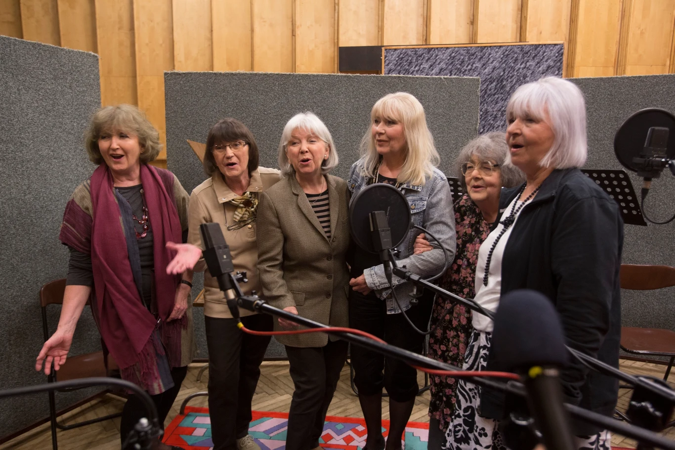 W roku 1965 ukazał się ich debiut "W rytmach Jamajka Ska", który Alibabki nagrały wraz z grupą Tajfuny W roku 1965 ukazał się ich debiut "W rytmach Jamajka Ska", który Alibabki nagrały wraz z grupą Tajfuny