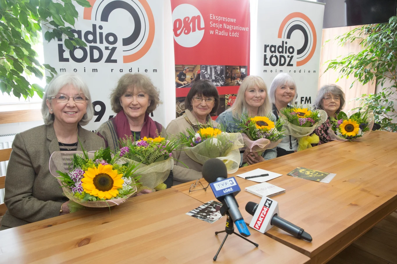 Pomysłodawcą i koordynatorem sesji nagraniowej w Radiu Łódź jest Janusz Kusz, który zaprzyjaźnił się z wokalistkami Pomysłodawcą i koordynatorem sesji nagraniowej w Radiu Łódź jest Janusz Kusz, który zaprzyjaźnił się z wokalistkami