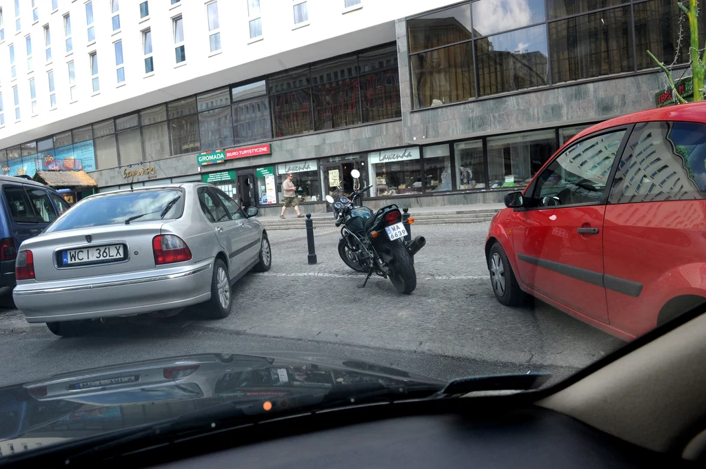 Trudne parkowanie w Warszawie